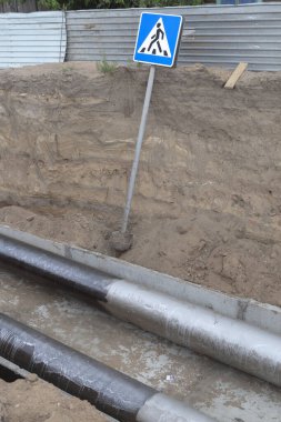 Şehrin su ve kanalizasyonunun onarımı, boruların ve kilit cihazlarının değiştirilmesi.