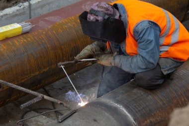 Şehrin su ve kanalizasyonunun onarımı, boruların ve kilit cihazlarının değiştirilmesi.