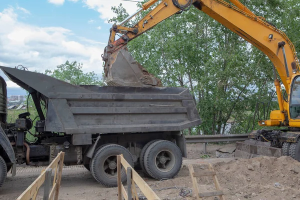 Graafmachine Werking Bij Het Laden Van Bodem Een Dump Truck — Stockfoto