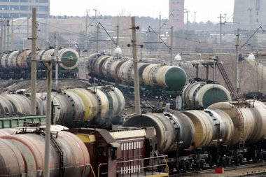 Demiryolu tankları ve petrol ürünleri demiryolu tasnif ünitesinde