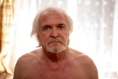 Covid hastalığının başlangıcında yalnız, yaşlı bir adam. İlk aşama