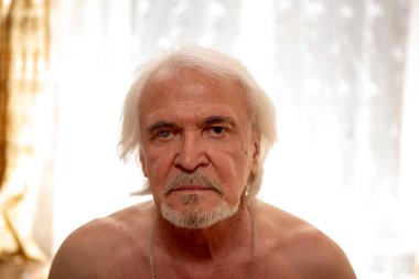 Covid hastalığının başlangıcında yalnız, yaşlı bir adam. İlk aşama