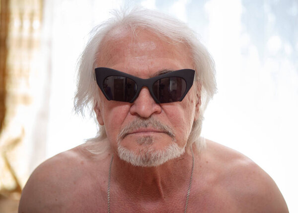 Одинокий пожилой человек, в начале ковидной болезни. Первый этап