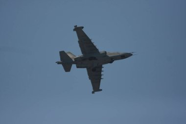 Saldırı bombacısı gökyüzünde yüksek uçan akrobasi gösterisi yapıyor.