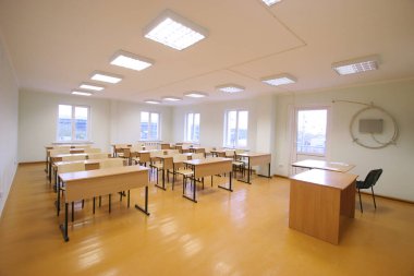 Bileşenler, ekipmanlar, demiryolu bağlantı noktaları, vagonlar ve diğer seyyar stokların elektrik ekipmanları