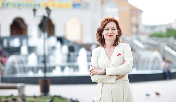 Elegant Ung Kvinna Vit Klänning Mot Bakgrund Fontän Solig Sommardag — Stockfoto