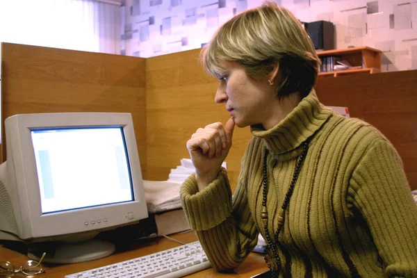 Junge Geschäftsfrau Pullover Sitzt Vor Dem Monitor Und Posiert Für — Stockfoto