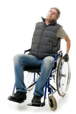 adam tekerlekli sandalye üzerinde