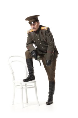 Rus subayı silahla