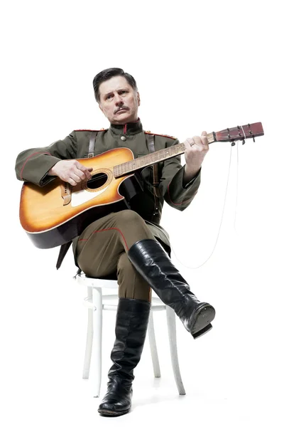 Russische officier met gitaar — Stockfoto