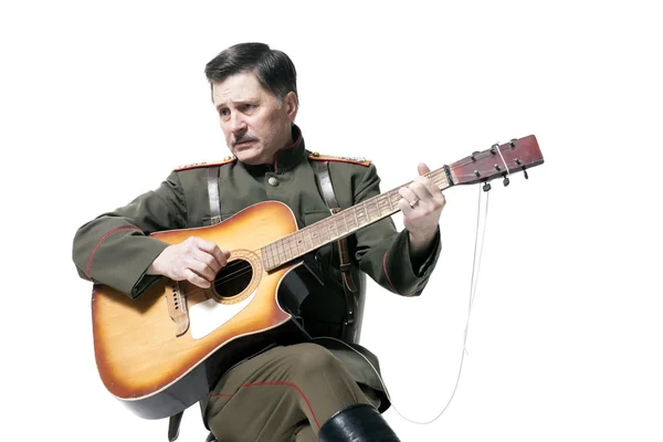 Russische officier met gitaar — Stockfoto