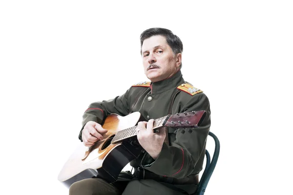 Russische officier met gitaar — Stockfoto