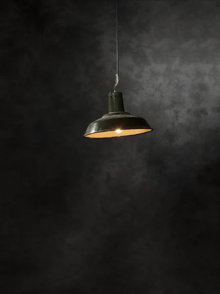 Verlichte lamp in de schemering studio Stockfoto