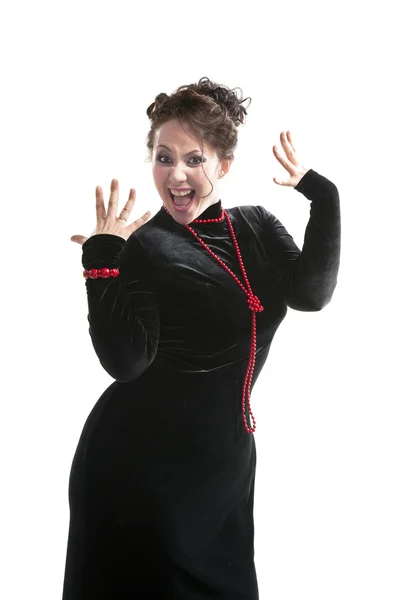 Junge Frau im schwarzen Kleid mit Perlen — Stockfoto