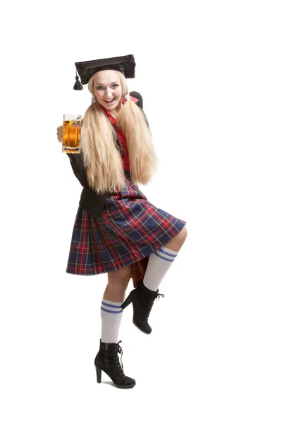 Młoda blond kobieta z kuflem piwa — Zdjęcie stockowe
