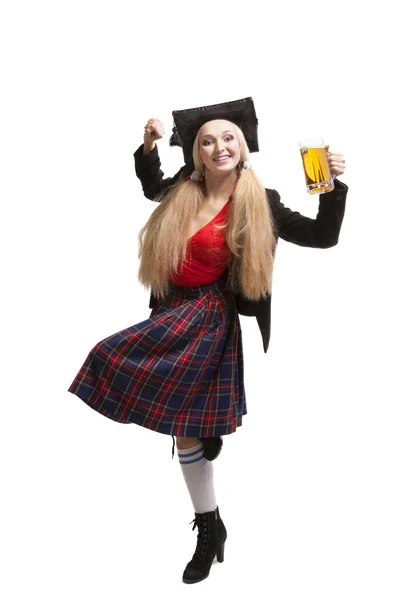 Młoda blond kobieta z kuflem piwa — Zdjęcie stockowe