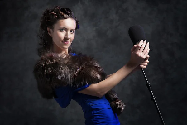 Piękna kobieta z mikrofonem — Zdjęcie stockowe