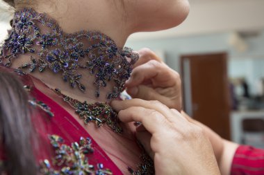 Tasarımcı Elbise modeli ayarlama