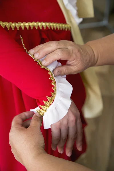 Diseñador ajustando el vestido en el modelo — Foto de Stock