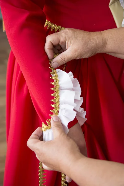 Designer adjusting dress on model — Stock Photo, Image