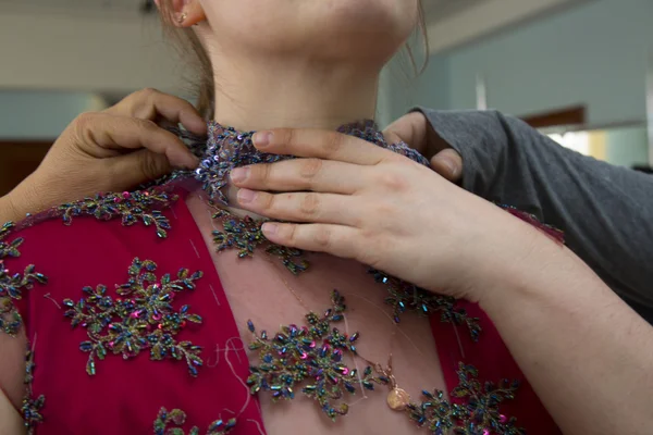 Diseñador ajustando el vestido en el modelo — Foto de Stock