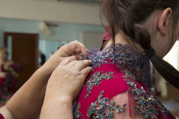 Diseñador ajustando el vestido en el modelo — Foto de Stock