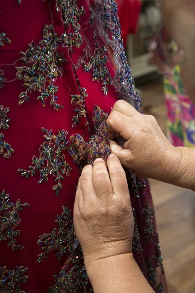 Diseñador de moda ajustando el vestido en modelo — Foto de Stock