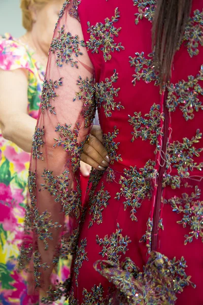 Diseñador de moda ajustando el vestido en modelo —  Fotos de Stock