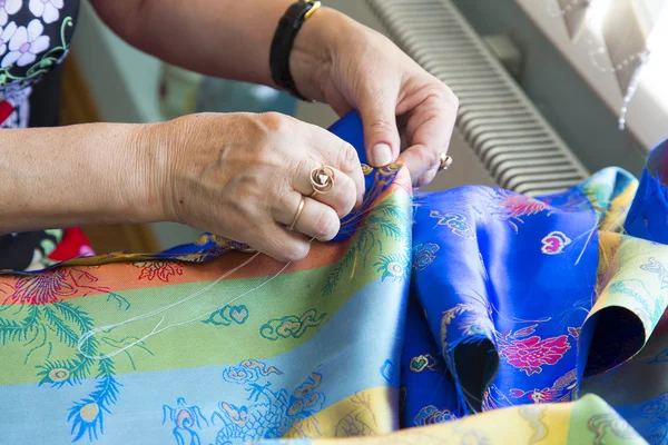 Hands sewing with needle and thread — Stock Photo, Image