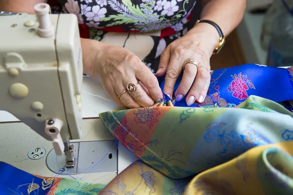 Mujer trabajando en la máquina de coser — Foto de Stock