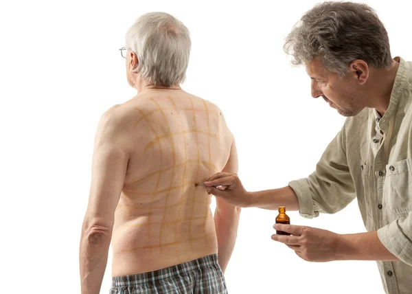 Male doctor applying iodine net — Stockfoto