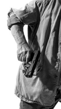 Elinde silah olan bir adam.