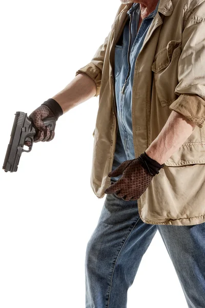Man i svarta handskar med en pistol — Stockfoto