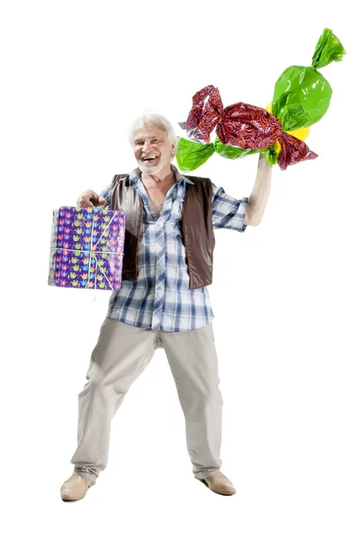 Старший мужчина с конфетами и подарочной сумкой — стоковое фото