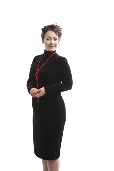 Молодая женщина в черном платье с бусами — стоковое фото