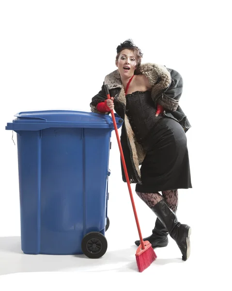 Pobre mujer cerca del bote de basura — Foto de Stock