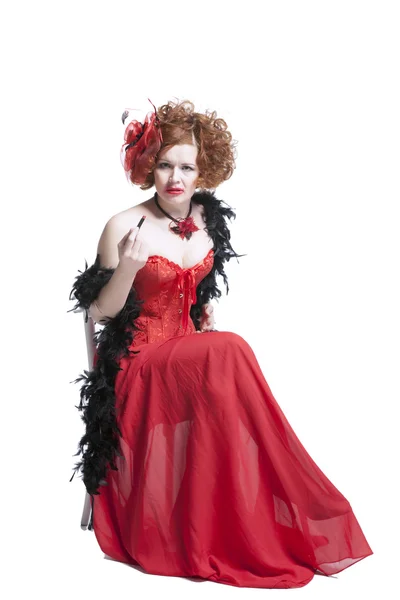 Красивая женщина в красном карнавальном платье — стоковое фото