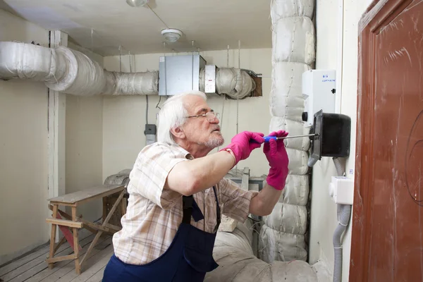 Homme fixant la pile de ventilation — Photo