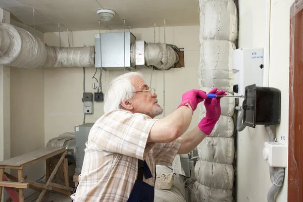 Homme fixant la pile de ventilation — Photo