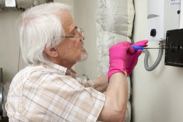 Homem consertar pilha de ventilação — Fotografia de Stock