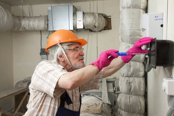 Homem reparando pilha de ventilação — Fotografia de Stock