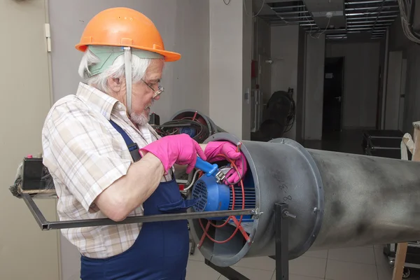 Homem trabalhando com aquecedor industrial — Fotografia de Stock