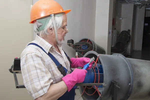 Homem fixando aquecedor industrial — Fotografia de Stock