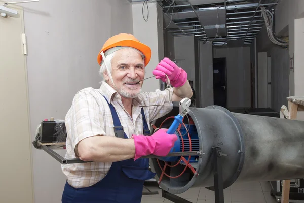 Man fixing industrial heater — Stock Photo, Image