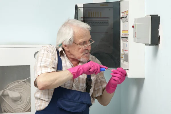 Hombre fijando medidor de luz eléctrica —  Fotos de Stock