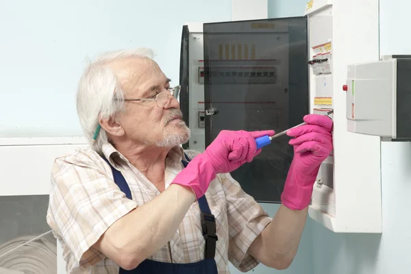 Homem fixando medidor de luz elétrica — Fotografia de Stock