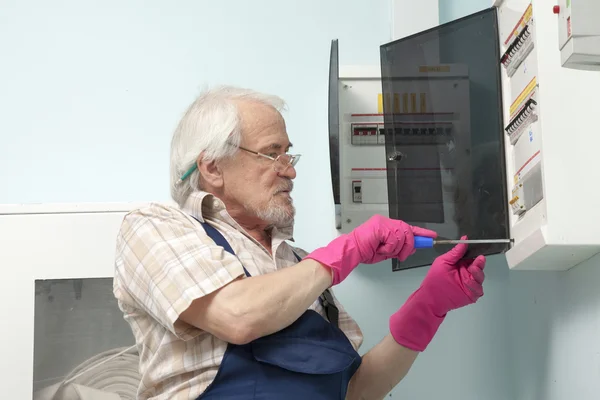 Homem fixando medidor de luz elétrica — Fotografia de Stock