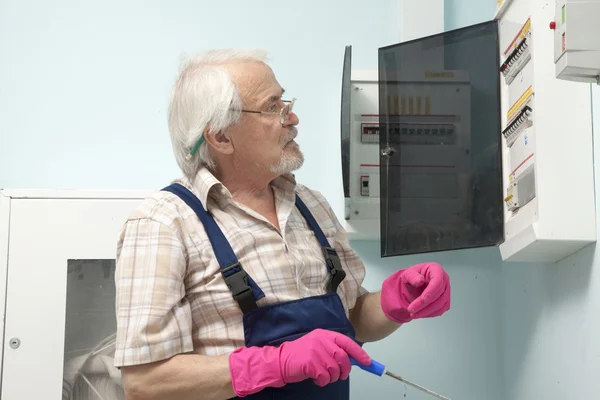 Hombre fijando medidor de luz eléctrica —  Fotos de Stock