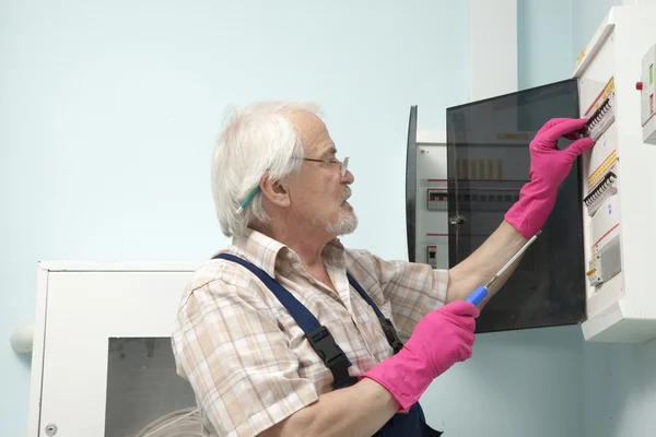 Hombre reparando medidor de luz eléctrica —  Fotos de Stock