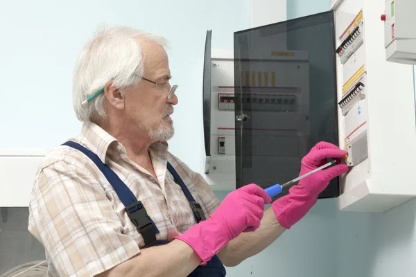 Homme réparant compteur de lumière électrique — Photo